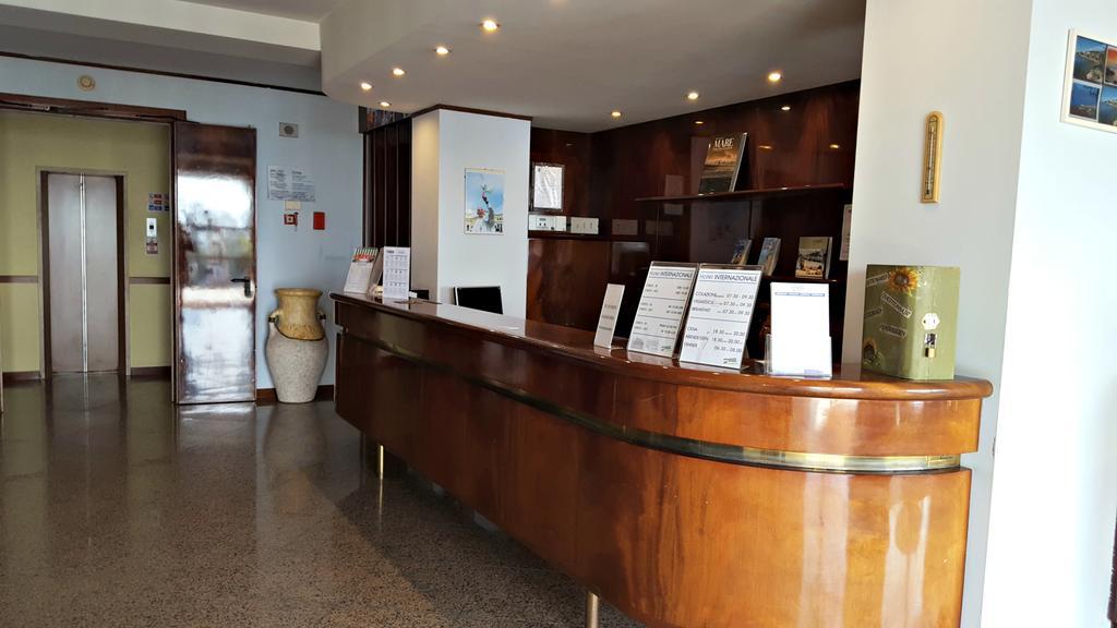 Hotel Internazionale Torri Del Benaco Kültér fotó